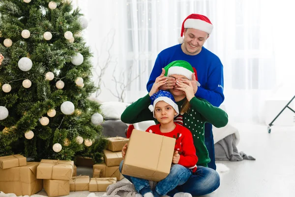 Mãe Pai Filho Comemorando Natal Juntos Casa — Fotografia de Stock