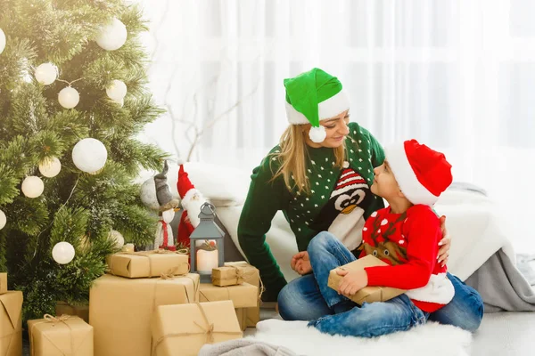 Junge Mutter Und Ihr Süßer Sohn Sitzen Mit Geschenken Weihnachtsbaum — Stockfoto