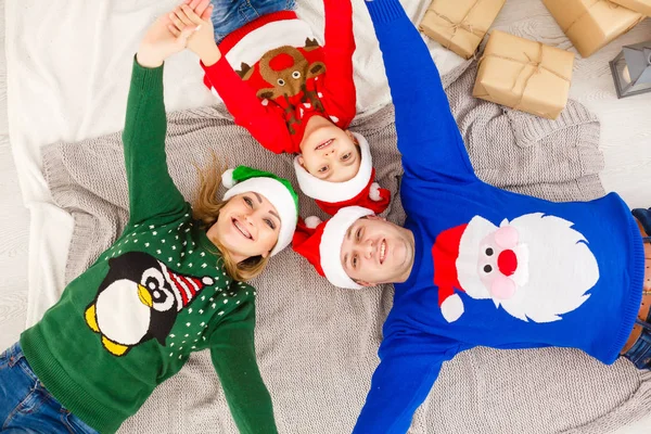 Mutlu Aile Noel Kıyafetleri Içinde — Stok fotoğraf