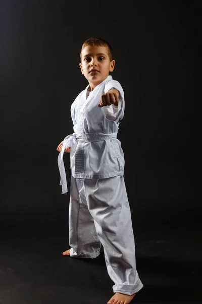 Chico Artes Marciales Uniforme Posando Sobre Fondo Oscuro — Foto de Stock