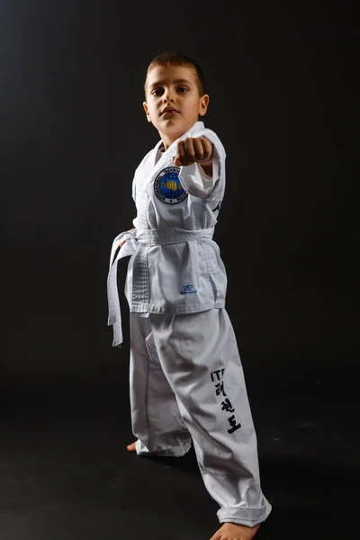 Chlapec Bojových Umění Uniforma Pózování Tmavém Pozadí — Stock fotografie
