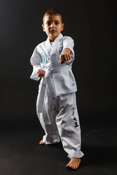 Menino Uniforme Artes Marciais Posando Fundo Escuro — Fotografia de Stock