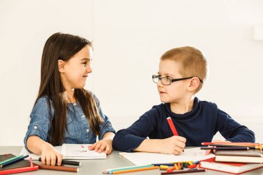 Eğitim, ilkokul, öğrenim ve insanlar konsepti 