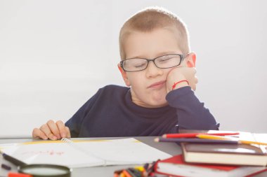 Zeki, neşeli, mutlu, küçük, çocuk, okullu çocuk problemleri ve dersleri çözer.  