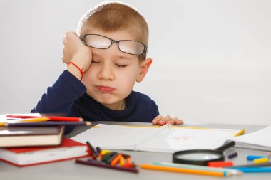 Zeki, neşeli, mutlu, küçük, çocuk, okullu çocuk problemleri ve dersleri çözer.  