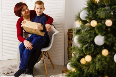 Anne ve oğlu Noel fotoğraf çekiminde. 