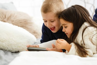 Erkek ve kız telefon kullanıyor, oyun oynuyorlar. 