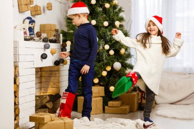Çocuklar Noel fotoğraf çekiminde 