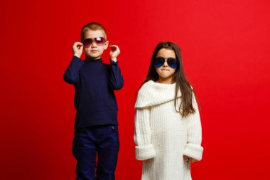 İki mutlu komik çocuk bir arada ve sarılıyorlar, kırmızı ışıkta izole olmuşlar. 