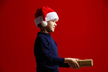 Mutlu çocuk. Noel zamanı. kırmızı üzerinde poz 