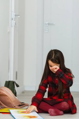 küçük kız okulu sınıfta zorbalık 