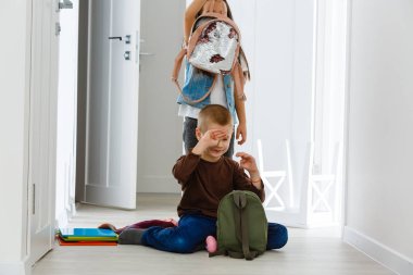 Kız evde oğlanla boğuşuyor 