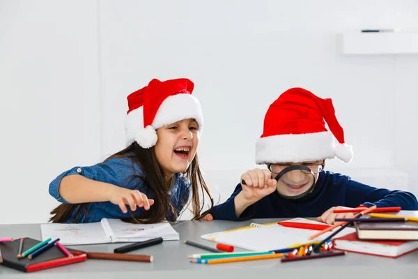 Beyaz Arka Planda Noel Baba Şapkalı Mutlu Çocuklar Noel Kutlaması — Stok fotoğraf