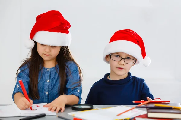 Beyaz Arka Planda Noel Baba Şapkalı Mutlu Çocuklar Noel Kutlaması — Stok fotoğraf