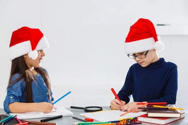 Beyaz Arka Planda Noel Baba Şapkalı Mutlu Çocuklar Noel Kutlaması — Stok fotoğraf