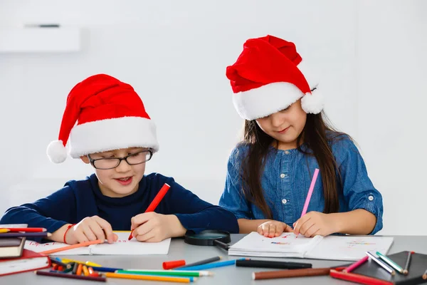 Beyaz Arka Planda Noel Baba Şapkalı Mutlu Çocuklar Noel Kutlaması — Stok fotoğraf