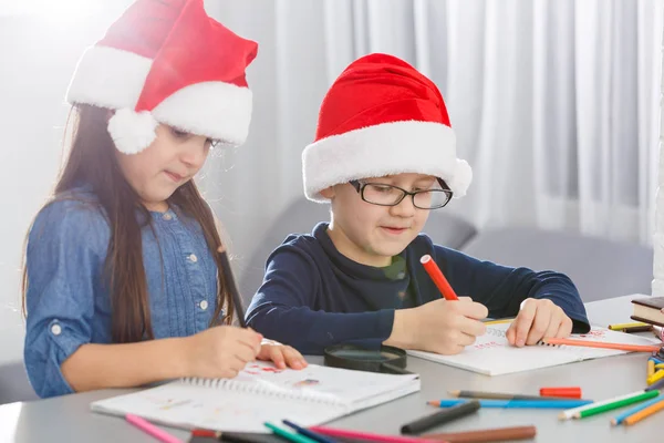 Beyaz Arka Planda Noel Baba Şapkalı Mutlu Çocuklar Noel Kutlaması — Stok fotoğraf