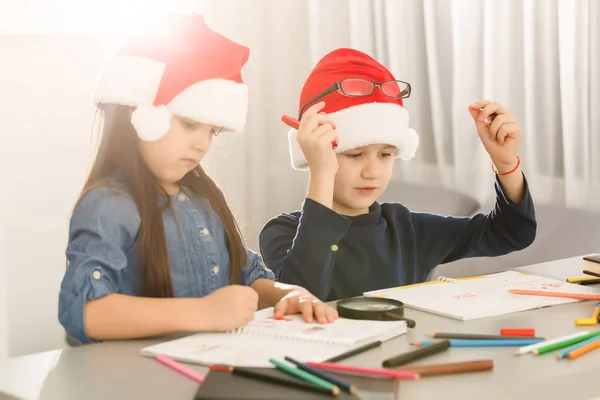 Щасливі Маленькі Діти Санта Капелюхах Білому Фоні Свято Різдва — стокове фото