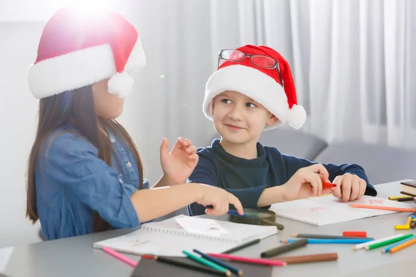 Beyaz Arka Planda Noel Baba Şapkalı Mutlu Çocuklar Noel Kutlaması — Stok fotoğraf