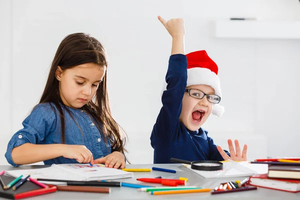 Beyaz Arka Planda Noel Baba Şapkalı Mutlu Çocuklar Noel Kutlaması — Stok fotoğraf