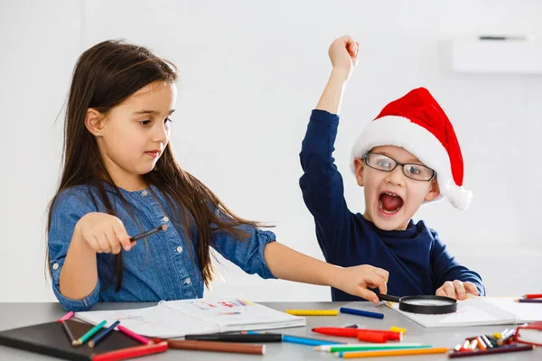 Beyaz Arka Planda Noel Baba Şapkalı Mutlu Çocuklar Noel Kutlaması — Stok fotoğraf