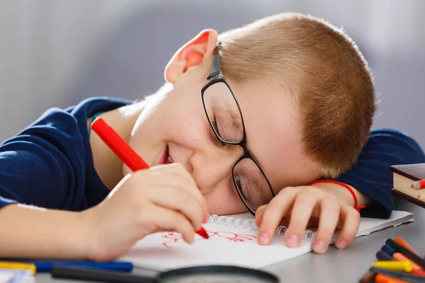 Okos Vidám Boldog Kicsi Fiú Iskolás Fiú Asztalnál Megoldja Problémákat — Stock Fotó