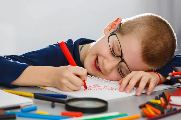 Inteligente Alegre Feliz Pequeno Menino Estudante Mesa Resolve Problemas Lições — Fotografia de Stock