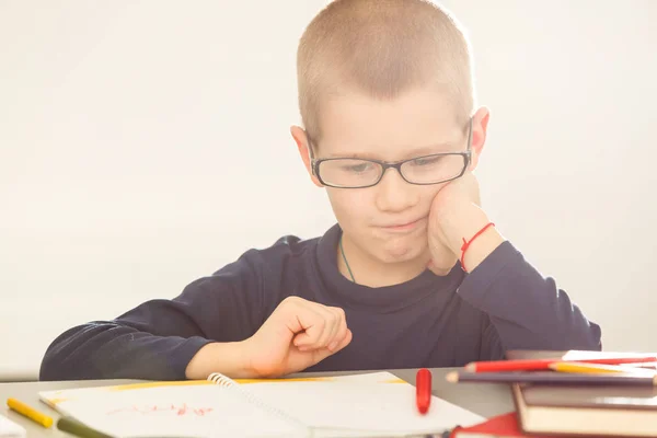 Inteligente Alegre Feliz Pequeño Chico Colegial Mesa Resuelve Problemas Lecciones — Foto de Stock