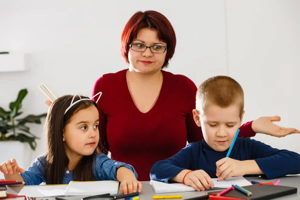 Insegnante Bambini Biblioteca Alla Scuola Elementare — Foto Stock