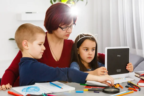 Insegnante Bambini Biblioteca Alla Scuola Elementare — Foto Stock