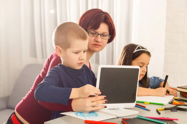 Insegnante Bambini Biblioteca Alla Scuola Elementare — Foto Stock