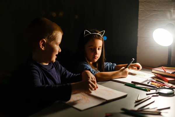 Güzel Çocuklar Ödevlerini Yapıyor — Stok fotoğraf