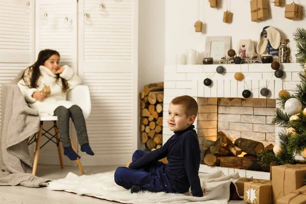 Familie Kerstavond Bij Open Haard Kinderen Onder Kerstboom Met Geschenkdozen — Stockfoto