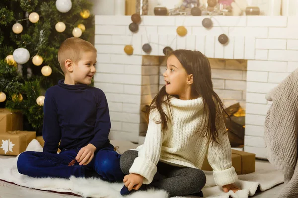 Familie Kerstavond Bij Open Haard Kinderen Onder Kerstboom Met Geschenkdozen — Stockfoto