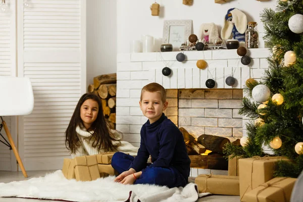 Familie Kerstavond Bij Open Haard Kinderen Onder Kerstboom Met Geschenkdozen — Stockfoto