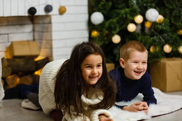 Familie Heiligabend Kamin Kinder Unter Dem Weihnachtsbaum Mit Geschenkschachteln Dekoriertes — Stockfoto