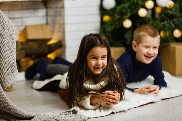 Familie Heiligabend Kamin Kinder Unter Dem Weihnachtsbaum Mit Geschenkschachteln Dekoriertes — Stockfoto