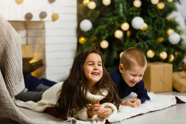 Crianças Pequenas Felizes Posando Sob Árvore Natal — Fotografia de Stock