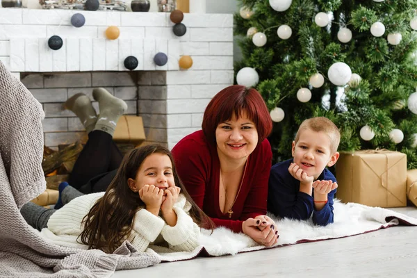 Jonge Moeder Haar Twee Dochters Zitten Bij Een Open Haard — Stockfoto