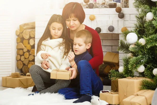 Jonge Moeder Haar Twee Dochters Zitten Bij Een Open Haard — Stockfoto