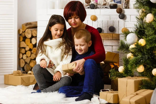 Bambini Madre Posa Studio Con Decorazioni Capodanno — Foto Stock