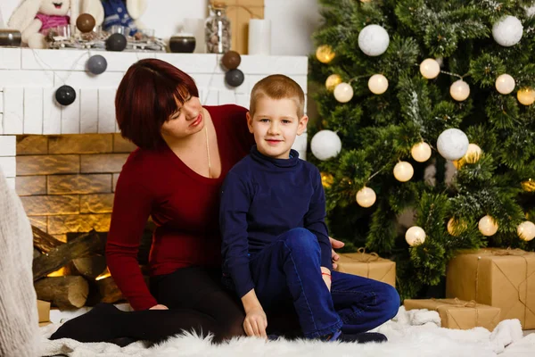 Woonkamer Met Een Open Haard Een Kerstboom Pakken Moeder Haar — Stockfoto