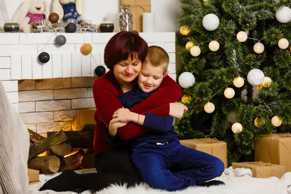 Woonkamer Met Een Open Haard Een Kerstboom Pakken Moeder Haar — Stockfoto