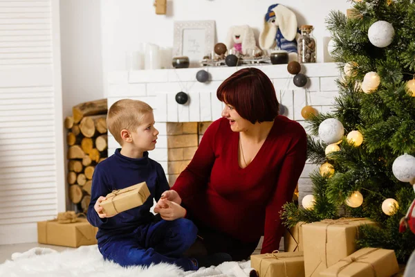 Woonkamer Met Een Open Haard Een Kerstboom Pakken Moeder Haar — Stockfoto