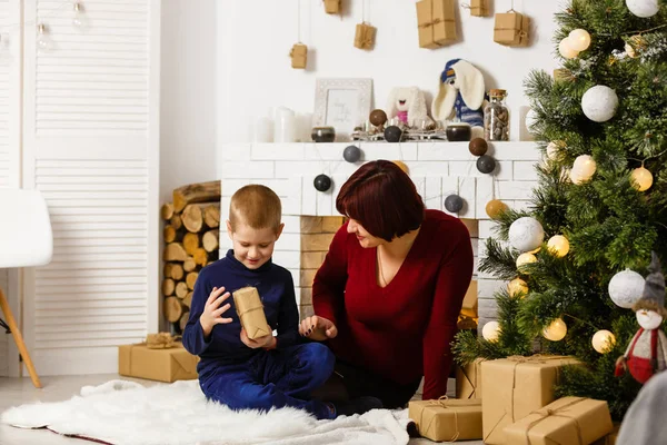 母と息子はクリスマスの写真撮影会で — ストック写真