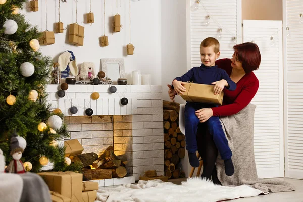 Moeder Haar Zoon Kerst Fotosessie — Stockfoto