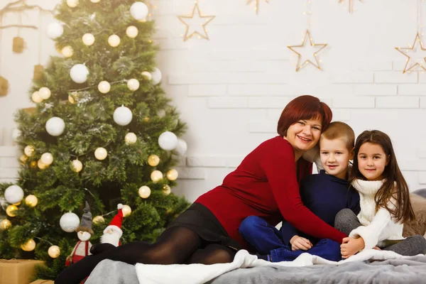 Kinderen Moeder Poseren Studio Met Nieuwjaar Decoraties — Stockfoto