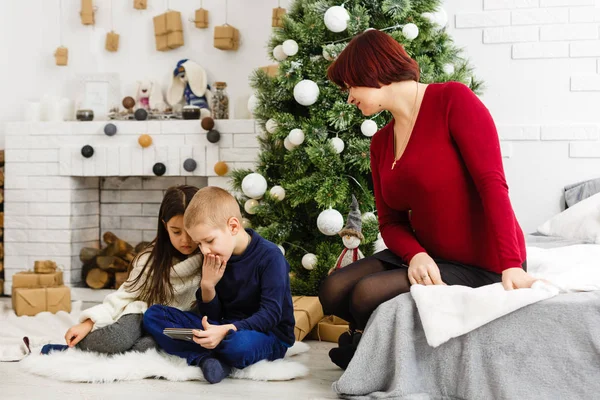 Kinderen Moeder Poseren Studio Met Nieuwjaar Decoraties — Stockfoto