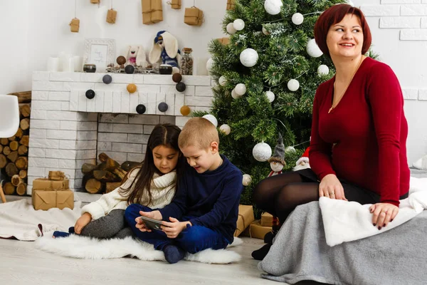 Kinderen Moeder Poseren Studio Met Nieuwjaar Decoraties — Stockfoto