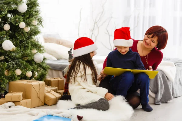 Crianças Mãe Posando Estúdio Com Decorações Ano Novo — Fotografia de Stock